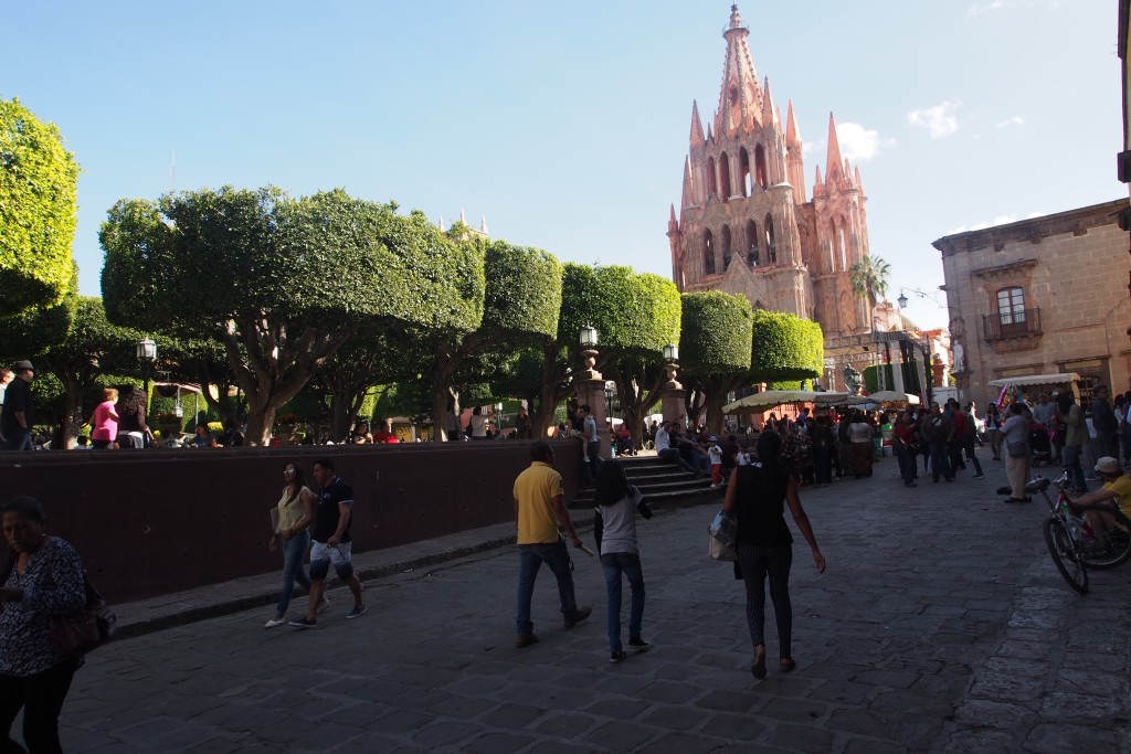 Jardin Allende samt Kirche